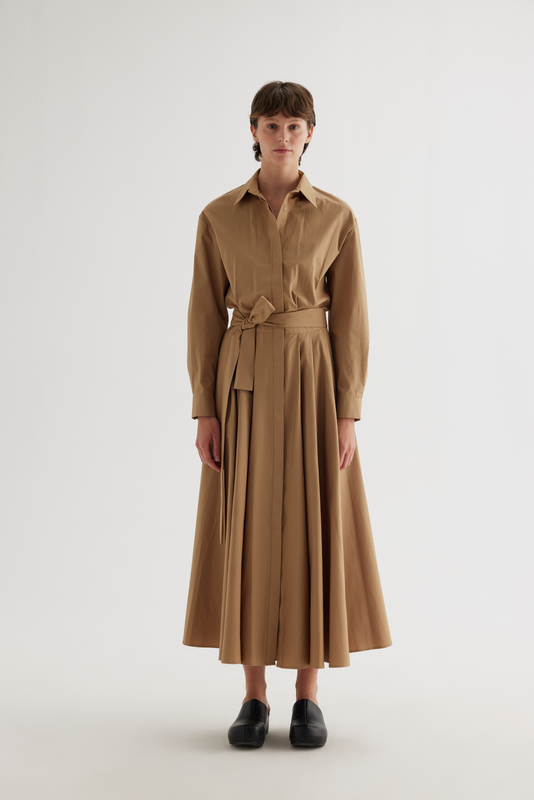 FORM-FITTING PLEATED DRESS